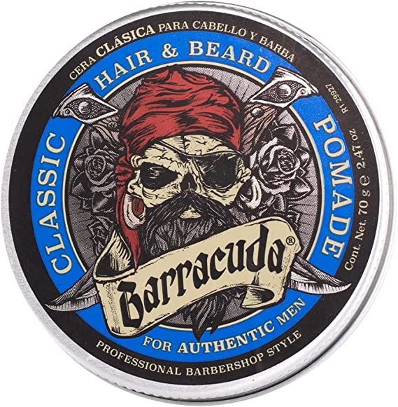 Frasco circular vista desde arriba con una ilustración de una calavera con paliacate y barba; en la barba un letrero con la leyenda 'barracuda'. Estos elementos rodeados de las palabras: 'classic', 'hair & beard', 'pomade'.